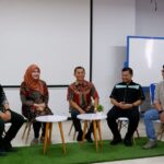 Dekan FTSP, ITN Malang, Dr. Debby Budi Susanti, ST., MT., dan Kaprodi Arsitektur S-1 ITN Malang, Ir. Gaguk Sukowiyono, MT, (batik merah) menerima lawatan mobility outbound UTHM.
