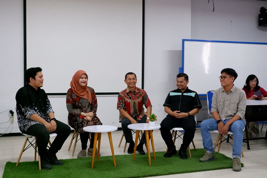 Dekan FTSP, ITN Malang, Dr. Debby Budi Susanti, ST., MT., dan Kaprodi Arsitektur S-1 ITN Malang, Ir. Gaguk Sukowiyono, MT, (batik merah) menerima lawatan mobility outbound UTHM.