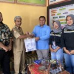 Ir. Hadi Surya Wibawanto Sunarwadi, ST., MT., (kemeja biru) dan Deddy Rudhistiar, S.Kom., M.Cs., saat bertemu Bapak Sujianto, Kepala Desa Sukoraharjo, Kepanjen, Malang beberapa waktu lalu
