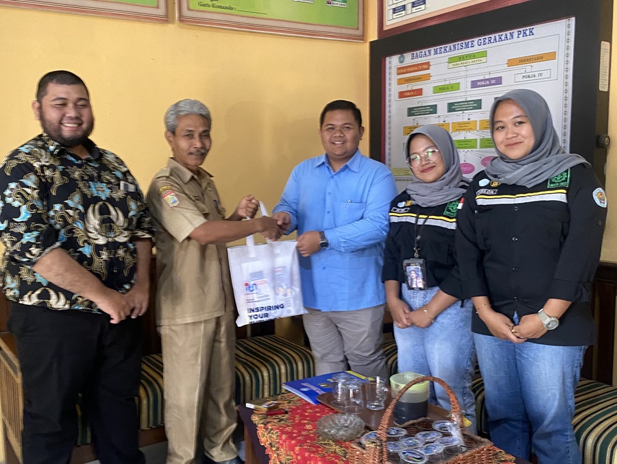Ir. Hadi Surya Wibawanto Sunarwadi, ST., MT., (kemeja biru) dan Deddy Rudhistiar, S.Kom., M.Cs., saat bertemu Bapak Sujianto, Kepala Desa Sukoraharjo, Kepanjen, Malang beberapa waktu lalu