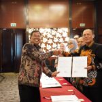 Kaprodi Teknik Geodesi S-1 ITN Malang, Dedy Kurnia Sunaryo & Direktur Jenderal Survei dan Pemetaan Pertanahan dan Ruang Kementerian ATRBPN, Virgo Eresta Jaya, menandatangani perjanjian kerja sama