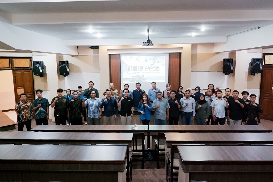 Rektor ITN Malang, Awan Uji Krismanto, ST., MT., PhD, diapit oleh Muchammad Masykur, ST., MT., IRSurv, Wakil Ketua Umum III ISI, dan Dekan FTSP, ITN Malang, Dr. Debby Budi Susanti, ST., MT