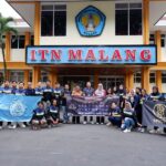 Rektor ITN Malang Awan Uji Krismanto, ST., MT., PhD, (tengah) diapit oleh hadir WR 2 Dr. Ir. Nusa Sebayang, MT., dan Dekan FTSP Dr. Debby Budi Susanti, ST., MT., bersama kontingen KGBI-KJI Teknik Sipil