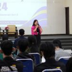 Fransisca Mevadian Reincyana, ST., AWP., alumnus Arsitektur S1 ITN Malang saat memberikan Kuliah Tamu Technopreneurship 2024 bertajuk Kecerdasan Finansial Generasi Gen Z.