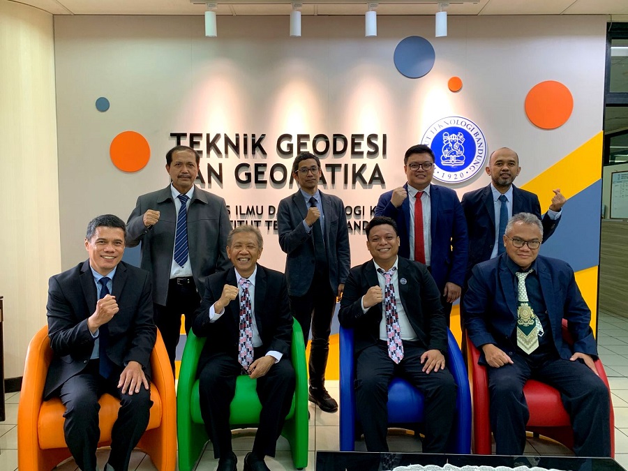 Dr. Ir. Ketut Tomy Suhari, ST., MT, IPP., IRSurv., dosen Prodi Teknik Geodesi S1 ITN Malang (tiga dari kiri) bersama para penguji saat sidang doktoral Institut Teknologi Bandung