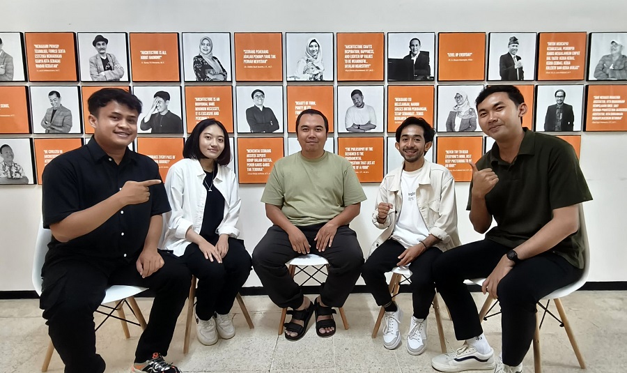 Gaguk Rivaldi owner S.A.D.E Studio (tengah) bersama tim saat di Prodi Arsitektur S-1 ITN Malang