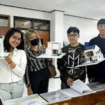 Kelompok mahasiswa semester 3 ITN Malang menunjukkan maket Rumah Profesi Fotografer” pada pameran Nata Karya 4.0, 2025
