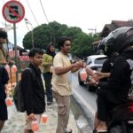 Himpunan Mahasiswa Sipil (HMS) ITN Malang berbagi takjil gratis di depan Kampus 1 ITN Malang
