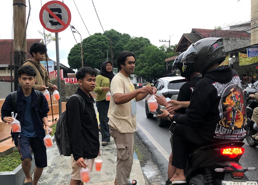 Himpunan Mahasiswa Sipil (HMS) ITN Malang berbagi takjil gratis di depan Kampus 1 ITN Malang