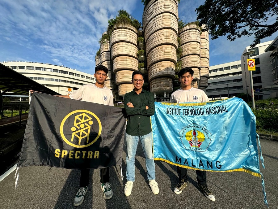 Legat Bestari, (kanan) dan Stevan Joseph Tuhuleruw, bersama dosen pembimbing, Krisna Febrian Anugerahputra, ST., MT., M.Sc., (tengah) di NTU Singapore