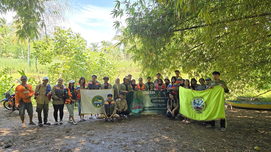 Mahasiswa PWK dan Teknik Lingkungan ITN Malang berkolaborasi dengan Komunitas Tegalsari Maritim (KTM) menanam mangrove di Malang Selatan