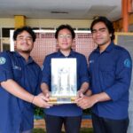 Habiyuta Febro Kayana, Alfred Finlay Tjan, dan Benediktus Diky Dore Beda, mahasiswa Teknik Sipil ITN Malang bersama trophy Juara 2 Lomba Kuat Tekan Beton (LKTB), Petra Civil Expo 2025.