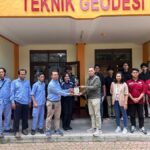 Kaprodi Teknik Geodesi S-1 ITN Malang, Dedy Kurnia Sunaryo, ST., MT., (kanan) memberikan cendera mata kepada Muhammad Mas’ud, PT Aptella Solusi Teknologi