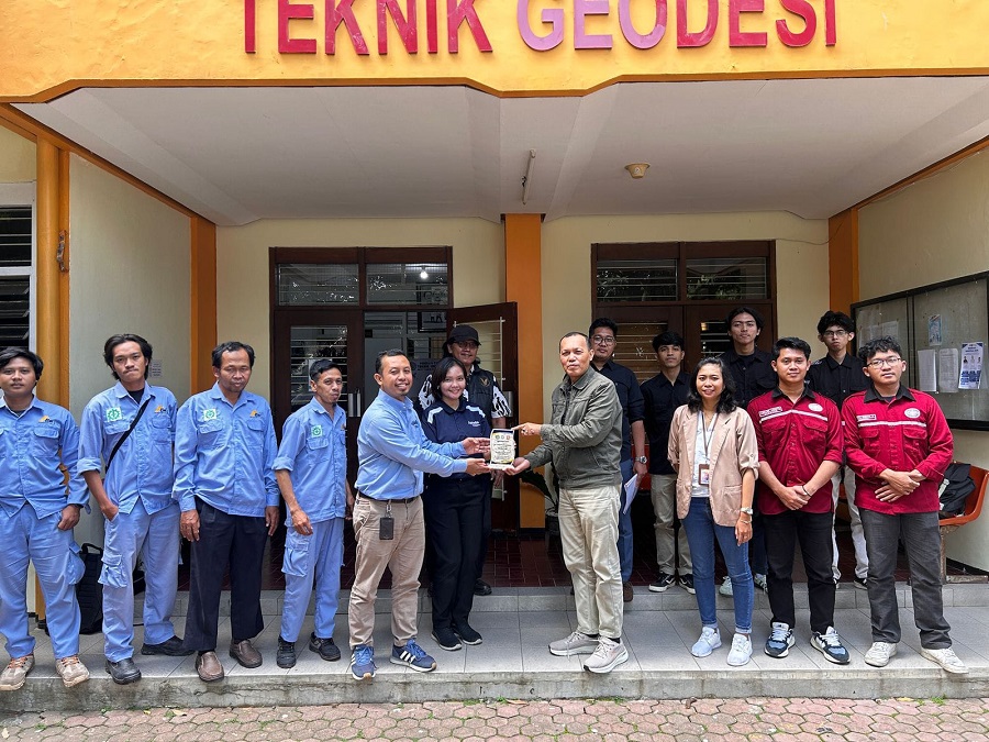 Kaprodi Teknik Geodesi S-1 ITN Malang, Dedy Kurnia Sunaryo, ST., MT., (kanan) memberikan cendera mata kepada Muhammad Mas’ud, PT Aptella Solusi Teknologi