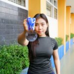 Refi Marinda, mahasiswa Teknik Geodesi ITN Malang memperlihatkan medali perak Kejuaraan Provinsi (Kejurprov) Sambo Jawa Timur 2025.