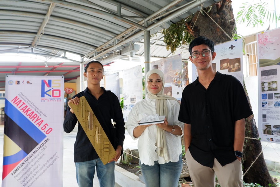 Amar Rizqi Afdholy, ST., MT., dosen Arsitektur S-1 ITN Malang bersama mahasiswa Arsitektur dan karyanya
