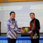 Rektor ITN Malang, Awan Uji Krismanto, ST., MT., PhD., (kanan) menyerahkan cendera mata kepada Bupati Kabupaten Mahakam Ulu, Dr. Bonifasius Belawan Geh, SH., ME.