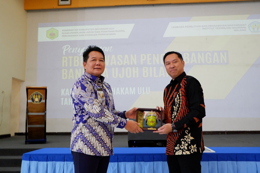 Rektor ITN Malang, Awan Uji Krismanto, ST., MT., PhD., (kanan) menyerahkan cendera mata kepada Bupati Kabupaten Mahakam Ulu, Dr. Bonifasius Belawan Geh, SH., ME.