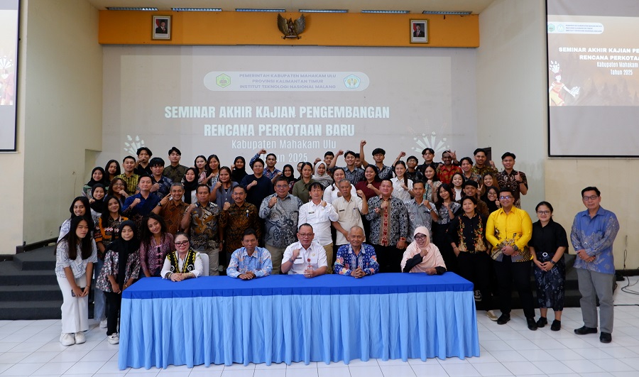 Sekretaris Daerah (Sekda) Kabupaten Mahakam Ulu, Dr. Stephanus Madang, S.Sos., M.M., (duduk, kemeja putih) foto bersama OPD Mahulu, dosen dan mahasiswa ITN Malang