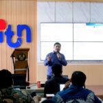 Dr. (Cand). Ir. Gatot Subroto, ST., M.Ars, tenaga ahli ITN Malang menjelaskan materi pada Workshop Pemetaan Rencana Tata Ruang Tingkat Menengah 2025