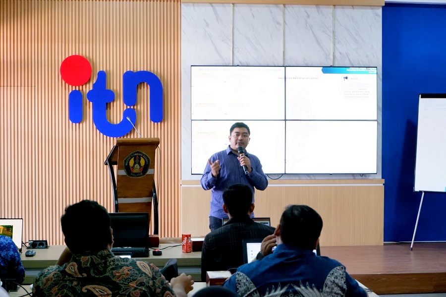 Dr. (Cand). Ir. Gatot Subroto, ST., M.Ars, tenaga ahli ITN Malang menjelaskan materi pada Workshop Pemetaan Rencana Tata Ruang Tingkat Menengah 2025