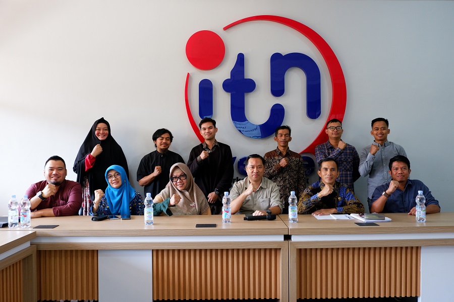 Rektor ITN Malang, Awan Uji Krismanto, ST., MT., Ph.D., bersama Sekretaris Bappelitbangda Mahulu, Franciskus Hului, SE., MSi., membuka acara paparan “Laporan Antara”