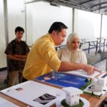 Rektor ITN Malang, Awan Uji Krismanto ST., MT., PhD., saat mengulas karya dari kelompok Musdalifah Iryani Sasole (1)