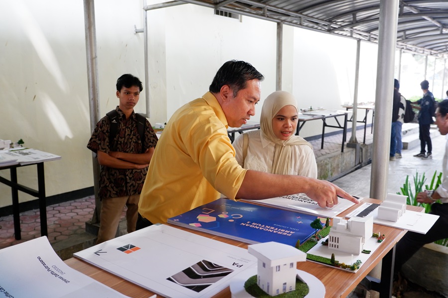 Rektor ITN Malang, Awan Uji Krismanto ST., MT., PhD., saat mengulas karya dari kelompok Musdalifah Iryani Sasole (1)
