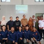 Dekan FTSP ITN Malang, Dr. Debby Budi Susanti, ST., MT., (ujung kiri) dan Kaprodi Arsitektur Ir. Gaguk Sukowiyono, MT., foto bersama Kepala dan aparat Desa Carangrejo, Kesamben, Jombang