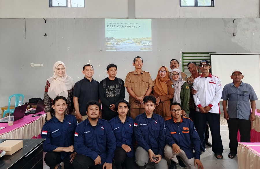 Dekan FTSP ITN Malang, Dr. Debby Budi Susanti, ST., MT., (ujung kiri) dan Kaprodi Arsitektur Ir. Gaguk Sukowiyono, MT., foto bersama Kepala dan aparat Desa Carangrejo, Kesamben, Jombang