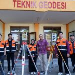 Ketua Program Studi Teknik Geodesi S-1, ITN Malang, Dedy Kurnia Sunaryo, ST., MT., dan mahasiswa foto bersama Total Station (TS) hibah dari PT Saptaindra Sejati (SIS). (2)