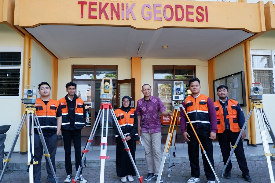 Ketua Program Studi Teknik Geodesi S-1, ITN Malang, Dedy Kurnia Sunaryo, ST., MT., dan mahasiswa foto bersama Total Station (TS) hibah dari PT Saptaindra Sejati (SIS). (2)