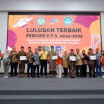 Lulusan terbaik FTSP ITN Malang foto bersama dengan dekanat dan kaprodi-sekprodi pada yudisium periode II tahun 20242025