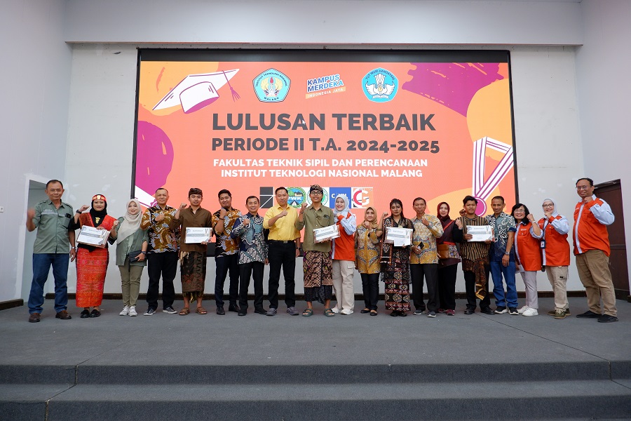 Lulusan terbaik FTSP ITN Malang foto bersama dengan dekanat dan kaprodi-sekprodi pada yudisium periode II tahun 20242025