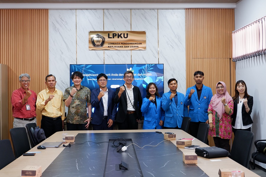 SJI bersama fasilitator perusahaan Jepang saat observasi dan diskusi langsung bersama WR III, Pusat Karir dan para peserta program kerja