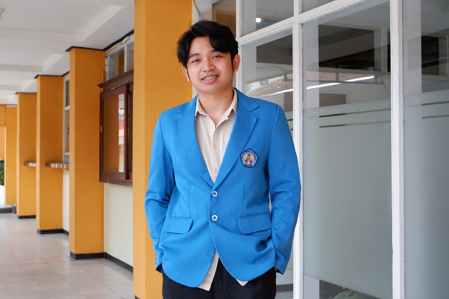 Dewa Gede Agung Gita Darma K., lulusan terbaik Teknik Geodesi S-1, Fakultas Teknik Sipil dan Perencanaan (FTSP) ITN Malang, pada wisuda ke 74 periode II tahun 2025