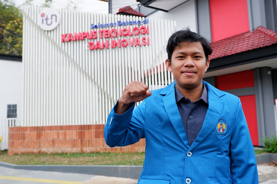 Herman Rubiyanto, lulusan terbaik Teknik Sipil S-1, Fakultas Teknik Sipil dan Perencanaan (FTSP) ITN Malang pada wisuda ke 74 periode II tahun 2025