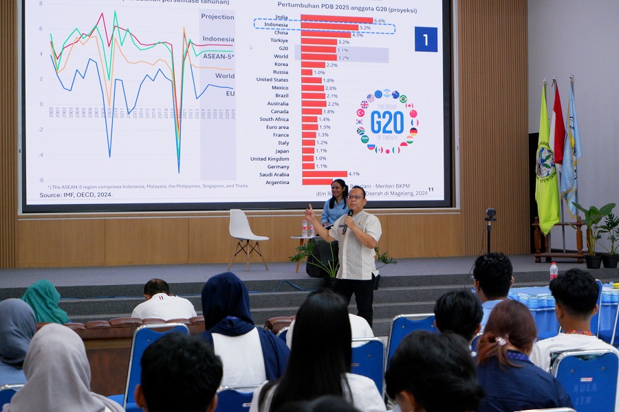 Kepala Bidang Tata Lingkungan Hidup, Dinas Lingkungan Hidup (DLH) Kota Malang, Tri Santoso memberikan materi dalam Workshop Lingkungan di ITN Malang