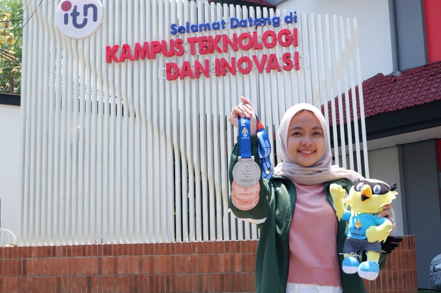 Nurul Afni Hanifa, mahasiswa Teknik Sipil S-1, ITN Malang berhasil membawa pulang tiga medali dari cabang olahraga catur, pada Pekan Olahraga Mahasiswa Nasional (Pomnas) XIX 2025