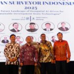 Rektor ITN Malang, Awan Uji Krismanto, ST., MT., Ph.D., (paling kanan) bersebelahan dengan Dirjen SPPR Kementerian ATR BPN, Ir. Virgo Eresta Jaya, M.Eng.Sc., pada acara FIT ISI 202