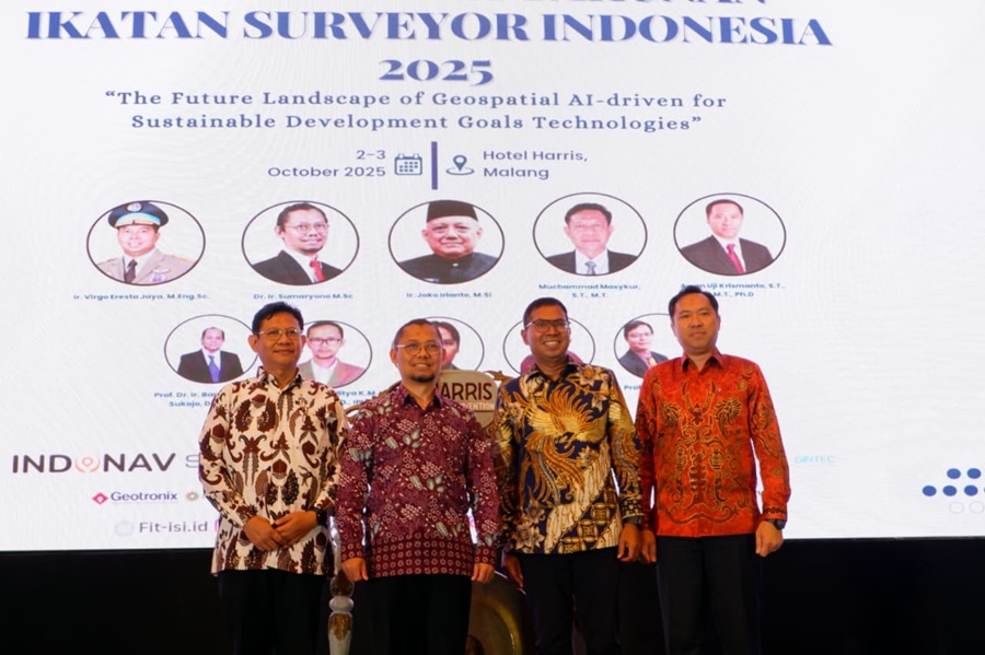 Rektor ITN Malang, Awan Uji Krismanto, ST., MT., Ph.D., (paling kanan) bersebelahan dengan Dirjen SPPR Kementerian ATR BPN, Ir. Virgo Eresta Jaya, M.Eng.Sc., pada acara FIT ISI 202