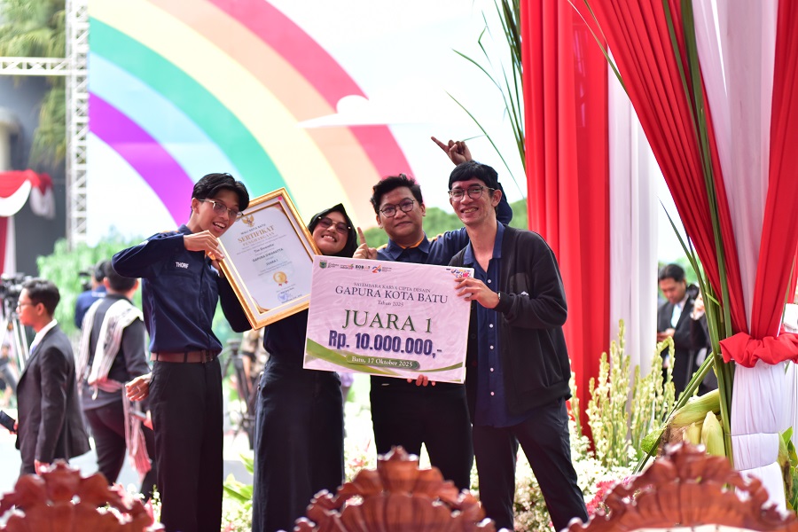 Tim Dwaratta, mahasiswa Arsitektur S-1, ITN Malang Juara 1 Sayembara Gapura Kota Batu 2025
