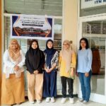 Asesor IATPI Ir. Dwi Khurniawati, MT., (paling kiri) dan Agnes Tyagita Ayudyaningtyas, ST., M.Ling. (paling kanan) bersama beberapa peserta uji kompetensi di ITN Malang