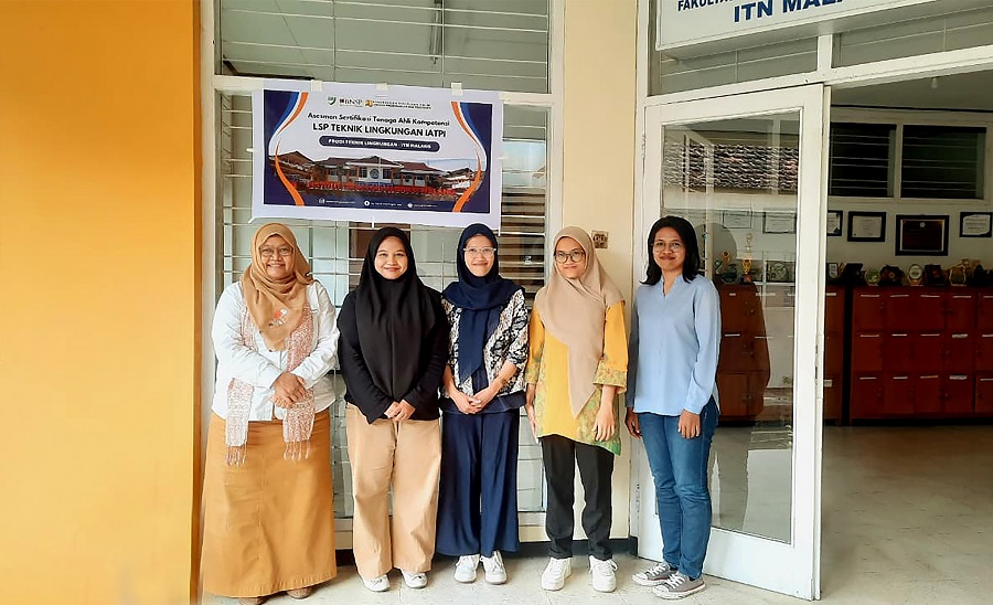 Asesor IATPI Ir. Dwi Khurniawati, MT., (paling kiri) dan Agnes Tyagita Ayudyaningtyas, ST., M.Ling. (paling kanan) bersama beberapa peserta uji kompetensi di ITN Malang