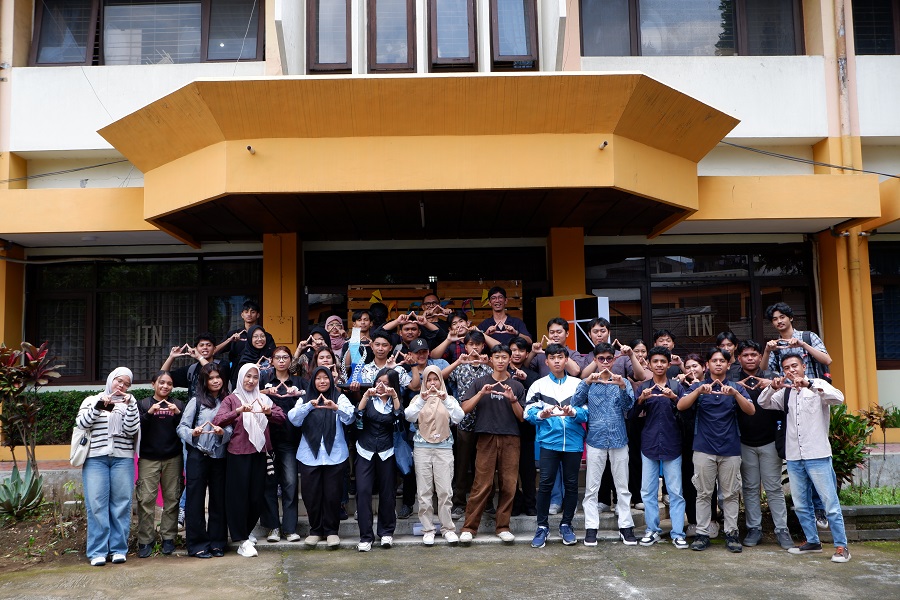Mahasiswa Arsitektur ITN Malang foto bersama pemateri usai mengikuti Talk Show Nata Karya 6.0