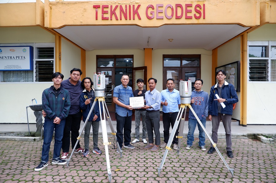 Prodi Teknik Geodesi S-1 ITN Malang menerima hibah laser scanner standar industri tambang dari PT Saptaindra Sejati (SIS).