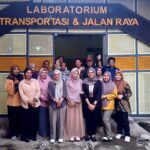 Sivitas Teknik Sipil ITN Malang di depan Lab Transportasi dan Jalan Raya (2)