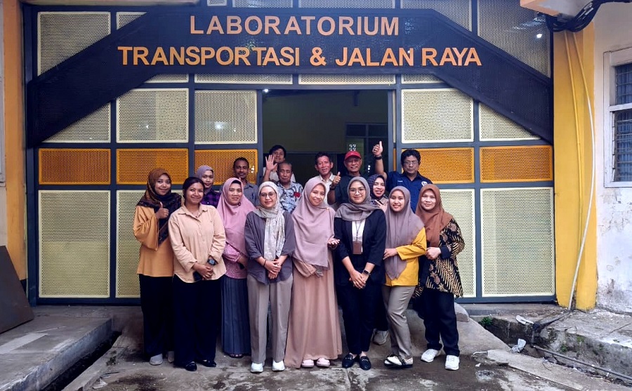 Sivitas Teknik Sipil ITN Malang di depan Lab Transportasi dan Jalan Raya (2)