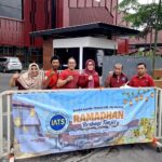 Ikatan Alumni Teknik Sipil (IATS) ITN Malang melakukan aksi sosial pembagian takjil di bulan Ramadan.