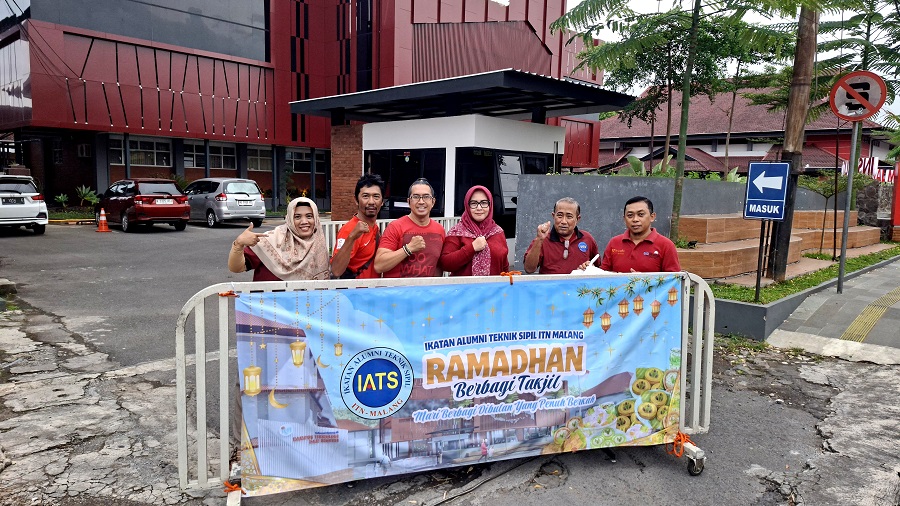 Ikatan Alumni Teknik Sipil (IATS) ITN Malang melakukan aksi sosial pembagian takjil di bulan Ramadan.